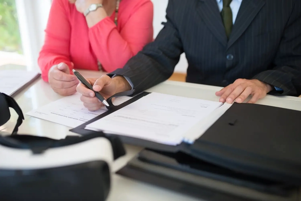 Commercial Lawyers Brisbane QLD - Business Lawyers Signing Contracts